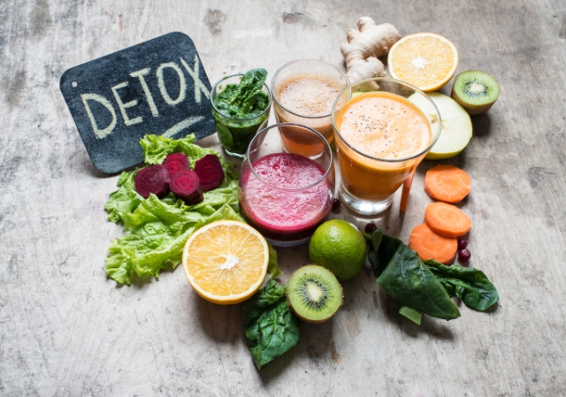 Jus de fruits, légumes avec petit panneau Détox