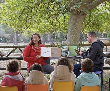 Claire et Marc lisent aux enfants