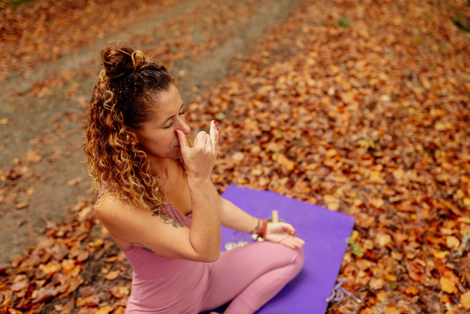 une femme fait des exercices de respiration