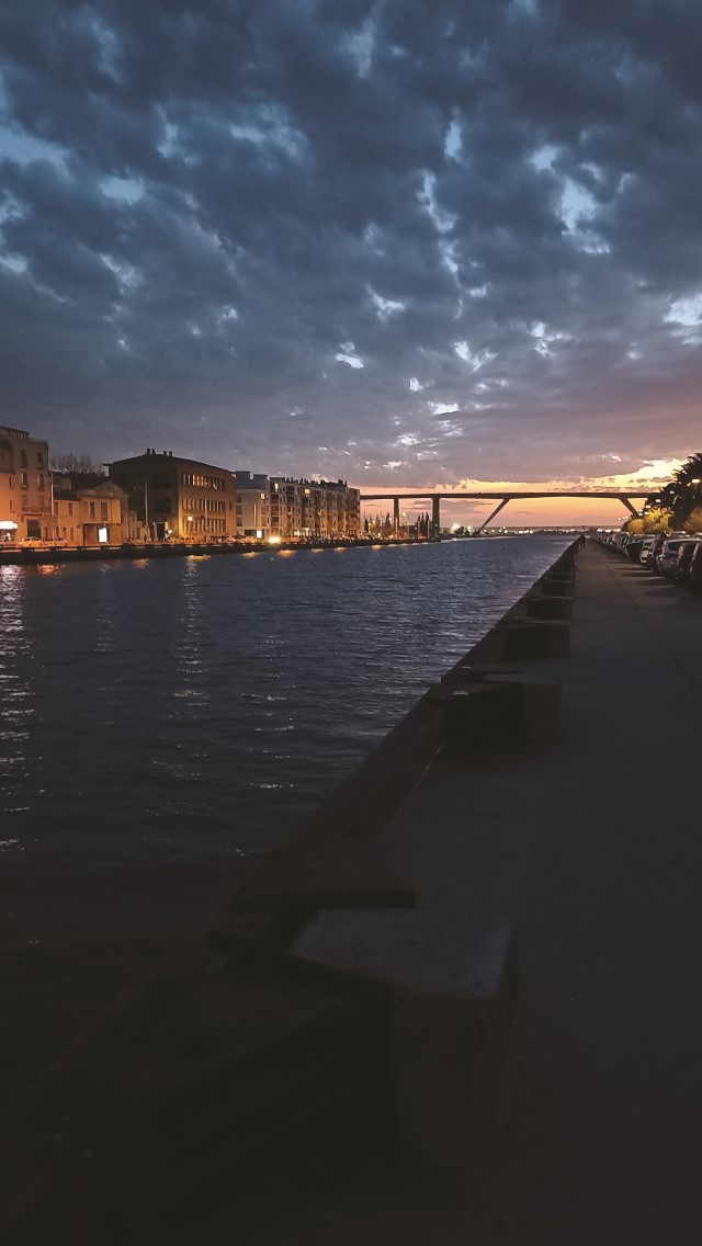 Photographie du canal Galiffet, depuis le Quai des Anglais, de nuit