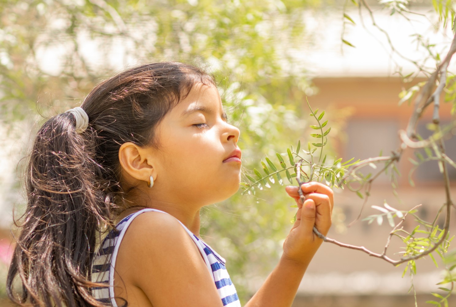 une fille respire un arbre