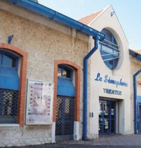 photographie du bâtiment gris blanc et tuyau bleu du théâtre du Sémaphore à Port de Bouc