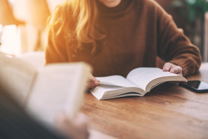 Illustration de l'animation "Lire et revivre" : un livre ouvert posé sur une table, les pages déployées