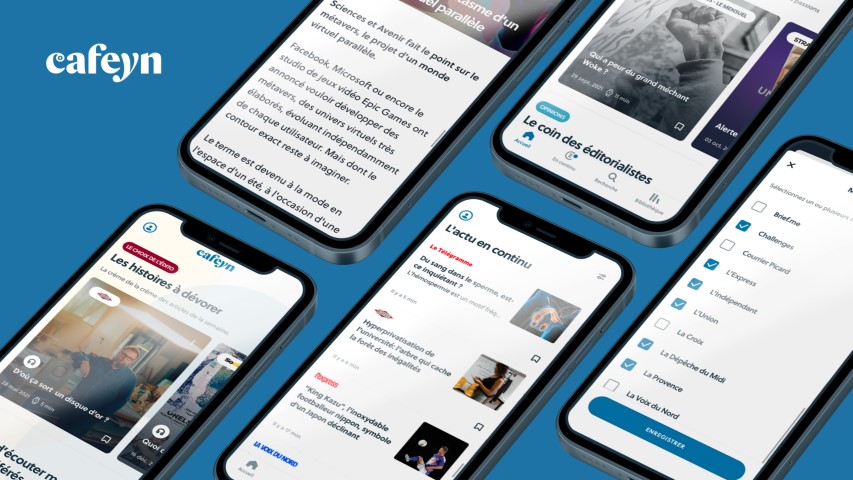 Plusieurs smartphones posés sur un fond bleu, avec l'application Cafeyn ouverte sur différentes pages